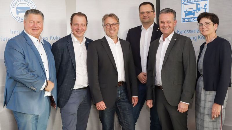 Versammlung der Kölner Auto-Innungen (v.l.): Stellv. Obermeister Frank Doppelhammer und Obermeister Stefan Bäckmann (Kfz-Innung), ZKF-Präsident Arndt Hürter, Sebastian Barchnicki (Digital.sicher.NRW), Obermeister Oliver Nienhaus (Karosseriebauer-Innung) und Geschäftsführerin Claudia Weiler.(Bild:   Kfz-/Karosseriebauer-Innung Köln)