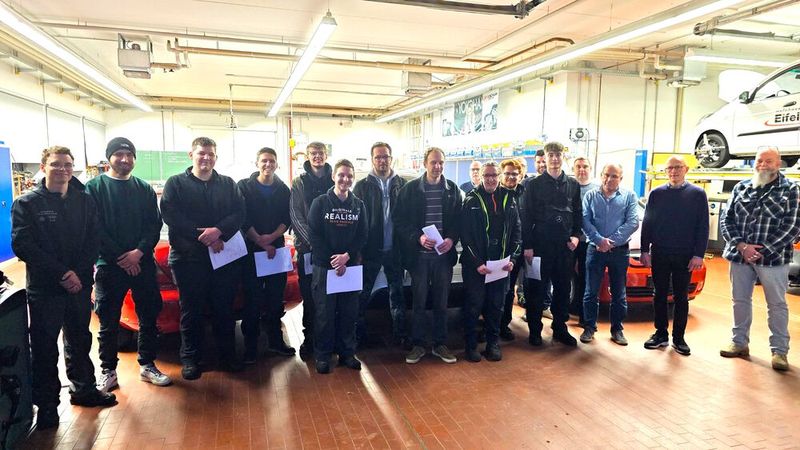 Das Kfz-Handwerk Daun-Prüm freut sich über zwölf neue Kfz-Mechatroniker. Vom Ausschuss gratulierten der Vorsitzende Horst Niederprüm (3. v. r.), sein Stellvertreter Udo Schröder (hintere Reihe) und Johannes Waxweiler (links) von der Berufsbildenden Schule Prüm. Auch Innungsobermeister Stefan Brodel (2. v. r.) freute sich über den Erfolg der neuen Fachkräfte. Derzeit befinden sich rund 100 weitere Kfz-Mechatroniker in der Ausbildung.  (Bild: BBS Gerolstein)