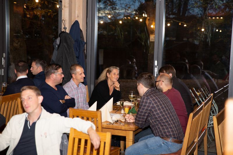 Nach getaner Arbeit: Netzwerken im Würzburger Hofbräu (Bild: Oxana Gruber Photography)