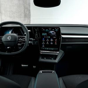 Hinter dem Lenkrad blieb alles beim Alten, zumindest, was die Hardware anbelangt. Softwaremäßig macht der Mégane dagegen einen riesigen Sprung und dürfte damit die modernste Konnektivität im Segment haben.(Bild:  Thomas Cortesi)
