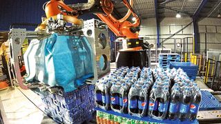 Sprudelnde Frische fix gestapelt: Der KR 700 PA von Kuka schafft beim Palletieren der Softdrinks von Pepsi vier Arbeitszyklen pro Minute. (Bild: Kuka Group)