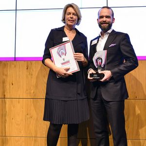 In der Kategorie Life Sciences wurde die B. Braun Melsungen AG mit dem »Digital Transformer of the Year« ausgezeichnet. Klaus-Dieter Pannes, Senior Vice President Operational Excellence nahm die Auszeichnung entgegen.(Bild:  Paul Knecht/storytile)