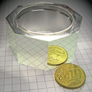Perfekter Spiegelglanz eines Aluminiumbauteils nach Hochglanz-Finish­bearbeitung mithilfe eines Diamant­werkzeugs.