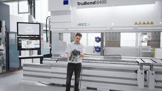 Die neue Biegemaschinengeneration Trubend 8000 von Trumpf eignet sich auch besonders gut, um große sowie lange Bauteile oder kleinere Bauteile mit hohen Blechdicken zu biegen. Entsprechende Biege-Software unterstützt die Unternehmen in Sachen Effizienz und Fehlervermeidung. (Bild: Trumpf)