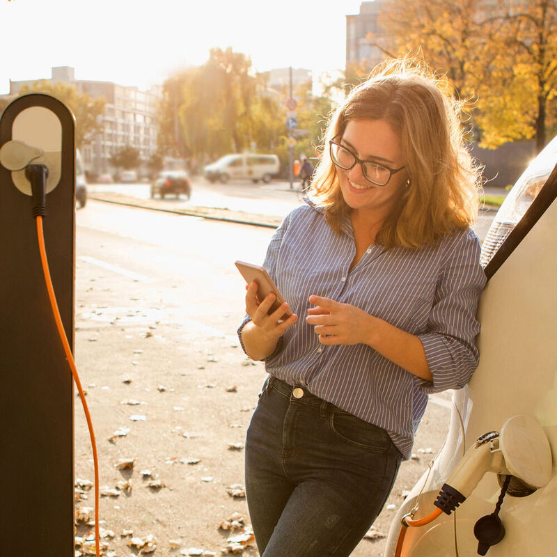 Plug & Charge: macht das Laden eines E-Fahrzeugs so einfach wie noch nie. Da Ladesäule und Auto Daten austauschen, muss der Fahrer keine manuellen Eingaben machen. 