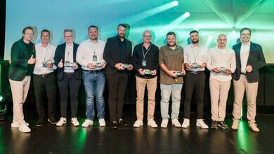 Florian Deuflhart, Leiter Training und Monitoring bei Skoda Auto Deutschland (l.), und Frank Barwasser, Sprecher der Geschäftsführung von Škoda Auto Deutschland (r.), mit dem siegreichen Team der „Teamchallenge Kundenzufriedenheit“. (Bild: Skoda Auto Deutschland)