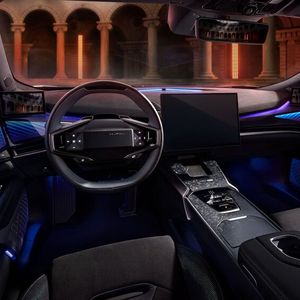 Das Cockpit bietet einen großen Touchscreen und zwei Displays für die digitalen Außenspiegel.(Bild:  Hiphi)