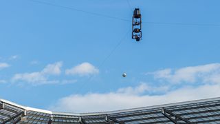 Die spidercam® Seilkameraroboter lassen sich in alle Richtungen frei bewegen. Sie bringen die Fans vor den Bildschirmen hautnah zu den Spielen. (Bild: Gert Steinthaler)