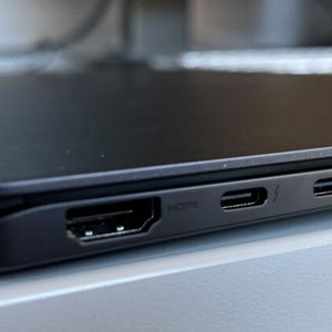 Weitere Schnittstellen sind ein HDMI-Ausgang und zwei schnelle Thunderbolt-4-Ports. Sie dienen auch als Anschluss für das kompakte USB-C-Netzteil.(Bild:  Vogel IT-Medien)