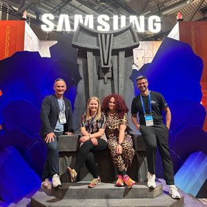 Dank dem Samsung Team (v. l.) Wojtek Rudko, Viktoria Huwa und Daniel Maric, durfte ich auch mal auf dem Thron sitzen.(Bild:  Vogel IT-Medien)