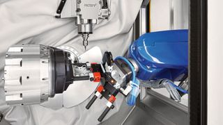 Blick in den Arbeitsraum: Herzstück und zentrales Element für deutlich reduzierte Bearbeitungszeiten ist die Hochleistungs-Frässpindel. (Bild: Chiron)