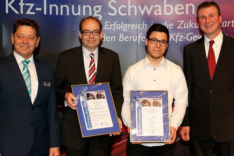 Ehrung des Innungssiegers im Ausbildungsberuf Mechaniker für Karosserieinstandhaltungstechnik bei der Kfz-Innung Schwaben: Obermeister Alois Huber, Peter Schäfer, Karsten Dowids (beide Autoglas & Karosserie Zentrum Süd), und Christian Orlowski, stellvertr. Vorsitzender des Gesellenprüfungsausschusses. (Foto: Kfz-Innung)
