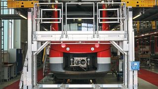 Die Frontarbeitsbühne ist mit Polyamidrollen und absenkbaren Stützfüßen ausgestattet. (Günzburger Steigtechnik)