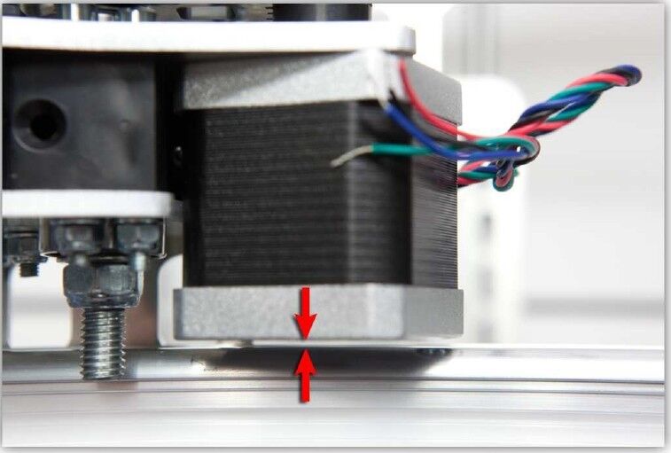 Der 3D-Drucker Velleman K8200 im Aufbau: Der Extruder wird befestigt (Bild: Velleman nv)
