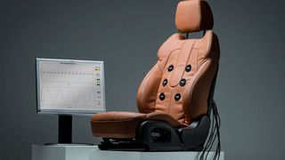 Kapazitive Sensoren lassen sich in Autositze, Sessel, Bürostühle und Betten integrieren. Imec hat ein Messsystem entwickelt, das bis zu 64 Sensoren unterstützt. Wenn man kapazitive Sensoren zur Aufzeichnung der Atmungsfrequenz einsetzt, ist es in der Praxis sehr wichtig, die zeitbezogene Zuverlässigkeit der Aufzeichnung ebenfalls zu erfassen. (Imec)