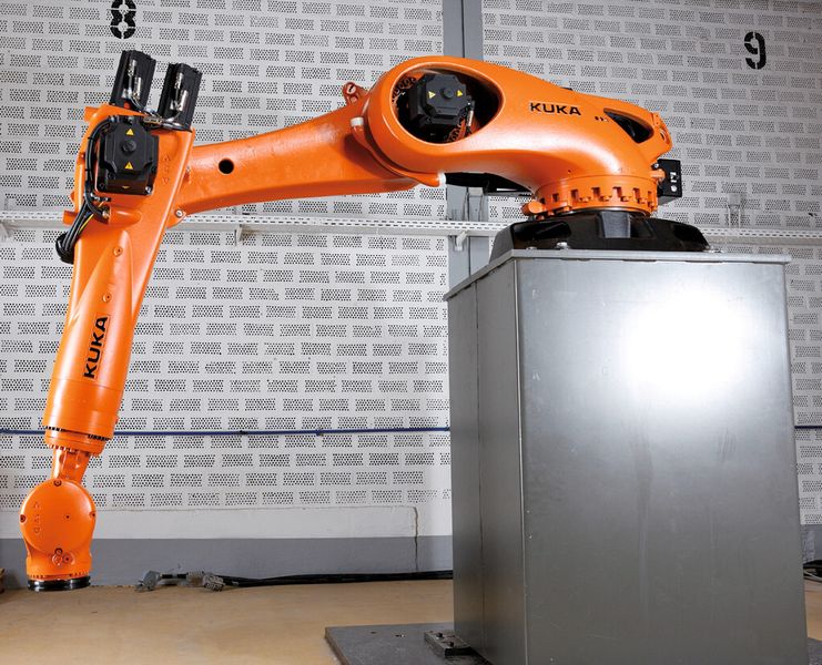 Bild 2: Die Konsolvariante des Quantec-Roboters kommt bei dem auf der Hannover-Messe ausgestellten mobilen System zum Einsatz. (Bild: Kuka)
