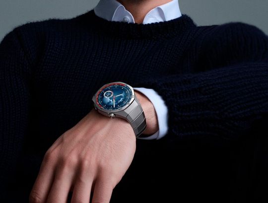 Verrechnet! Der linke Arme des Huawei-Managements – hier mit hauseigener Watch verziert – kann lässig nach unten hängen. Denn trotz aller Sanktionen aus dem Westen und den USA wächst das Hightech-Unternehmen unaufhaltsam. Hier mehr zu den Gründen ...(Bild:  Huawei)