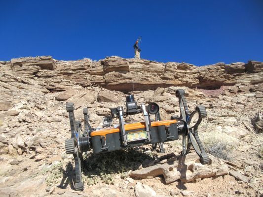 Coyote III in felsigem Gelände nach erfolgreicher Klippenabfahrt. (DFKI GmbH, Tobias Stark)