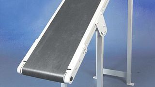 Vier Tage Lieferfrist hat das neue Knickförderband von Geppert-Band, auf dem Stückgut bis zu einer Steigung von 40° sicher transportiert werden kann. Bild: Geppert-Band (Archiv: Vogel Business Media)