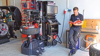 Die Hunter-Montiermaschine demontiert den Reifen fast selbstständig von der Felge. Die Zeit kann der Bediener anderweitig nutzen. Idealerweise nicht zum Zeitunglesen, sondern zum Wuchten der Räder. (Bild: Schreiner/»kfz-betrieb«)