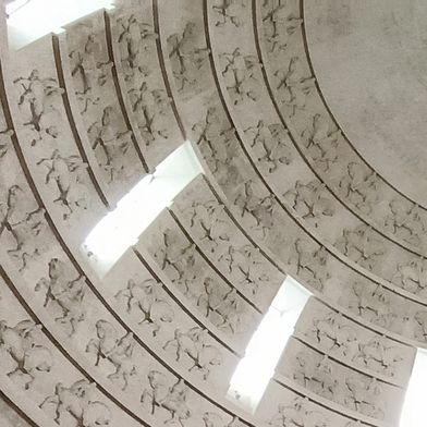 Rund zwei Jahrzehnte nach seiner Sanierung präsentiert sich das ikonische Reiterrelief im Völkerschlachtdenkmal Leipzig weiterhin in makellosem Zustand.  (Bild: Heck Wall Systems)
