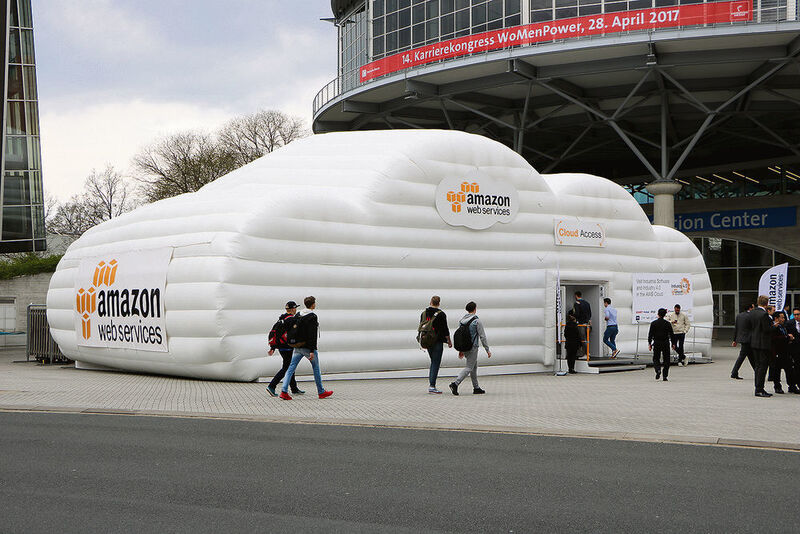 Der Wink mit dem Zaunpfahl: Amazon ist mit seinen Cloud-Services auf der Hannover Messe vertreten. (Bild: Gillhuber/VBM)