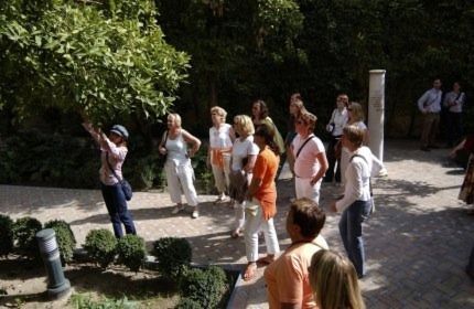 Im Garten des Königspalastes Alcazar in Sevilla. Viele Kongressteilnehmerinnen nutzten die Gelegenheit bei Sonne und angenehmen Temperaturen Sevilla kennen zu lernen. (Archiv: Vogel Business Media)