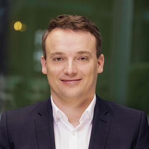 Christian Klein wird ab dem 30. April neuer Chief Executive Officer bei SAP. Seit dem 11. Oktober 2019 stand er als Co-CEO gemeinsam mit Jennifer Morgan an der Spitze des Unternehmens.  

Klein begann seine Karriere 1999 als Student bei SAP. Seitdem hatte er mehrere Positionen in den Bereichen Active Global Support Operations, Services Operations und Global Controlling inne und war Chief Financial Officer von SuccessFactors (2011-2012). 2014 wurde er zum Chief Controlling Officer ernannt und am 1. April 2016 auch zum Chief Operating Officer berufen. 