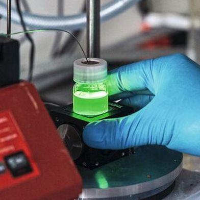 Perowskit-Quantenpunkte kann man vergleichsweise einfach in Lösung herstellen. Ihre weichen Kristallgitter machen sie jedoch empfindlich gegenüber vielen Lösungsmitteln. (Bild: Johanna Weber )