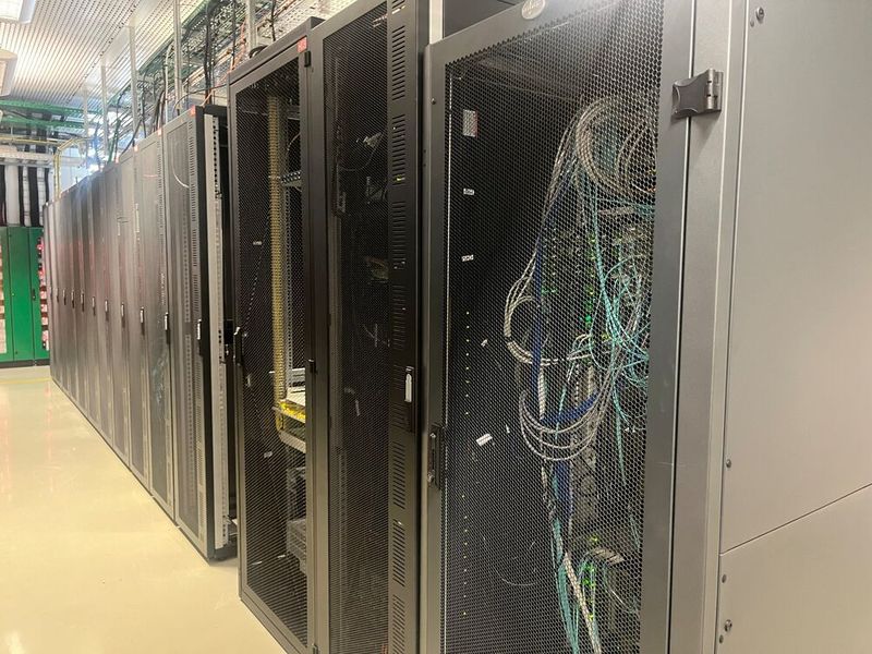 So sehen die Switches und laufenden Racks in einem der Data4-Rechenzentren auf dem Campus in Marcoussis aus. (Bild: Paula Breukel)