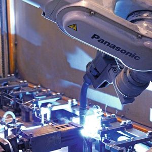 Das SP-MAG-Verfahren wird dabei von einem Roboter des Typs TA-1400 unterstützt. Er hat eine Reichweite von 1600 mm. Die Schweißdraht- und Stromkabelzuführungen verlaufen gut geschützt durch den Arm des TA-Roboters.
