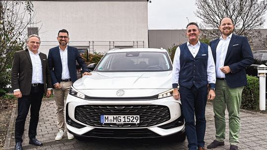 Geben den Startschuss für den MG-Vertrieb bei Auto Ebert: (v. l.) Ebert-Geschäftsführer Bernd Baldus, der Chef von SAIC Motor Deutschland, Patrick Schulz, sowie Händlernetz-Entwickler Karsten Dornheim und Michael Strietzel, Centerleiter in Frankenthal.(Bild:  Autowelt Ebert)
