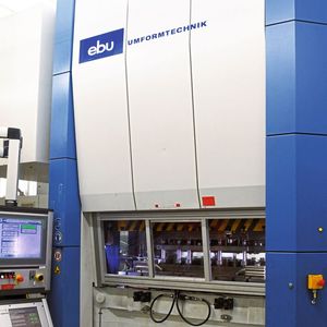 Produktiv: Kleinere, komplexe Blechteile für die Automobilbranche produziert die Löhmann Automotive Systems in Iserlohn auf Pressen in Folgeverbundwerkzeugen. (Bild:  LAS GmbH)