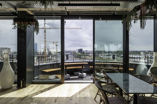 Hochwärmegedämmte Schiebefenster mit Sonnenschutzglas und voranodisierten Rahmen gewährleisten klimatischen Komfort und Schutz vor Korrosion.(Bild:  Solarlux)