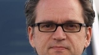 John Venstra, Iveco Vertriebschef Deutschland, erklärt das Truck-Station-Konzept. (Archiv: Vogel Business Media)