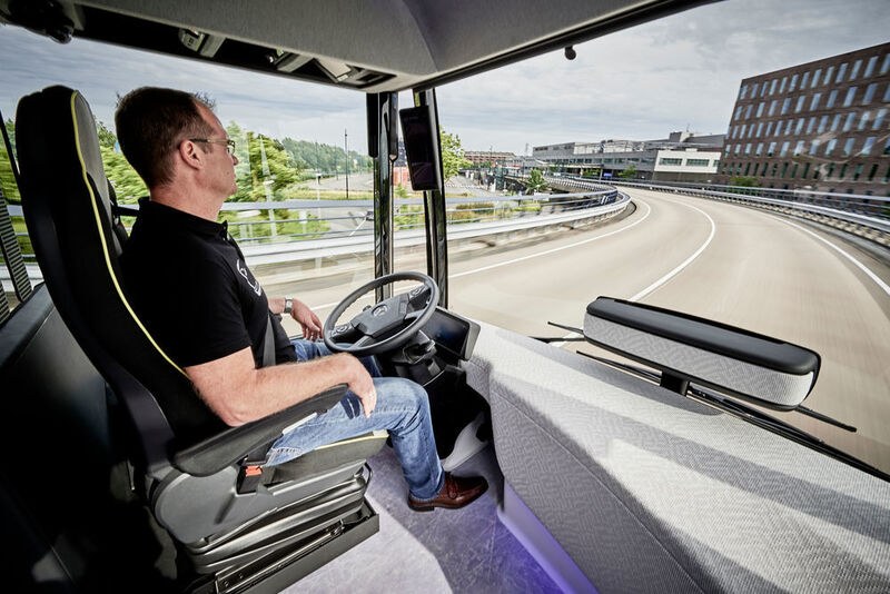 Einen Fahrer haben die Future Busses schon noch. Sie müssen jederzeit in der Lage sein einzugreifen. (Daimler)
