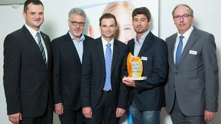Als vierter von links freut sich Michael Hinkle, Lehrkraft an der FH Gesundheitsberufe Oberösterreich, über den Preis in der Kategorie Gesundheitseinrichtungen. Bei der eingereichten Idee wurde die Kontrast-Mittel-Applikation bei der Mehrschichtcomputertomographie  im AKH Linz optimiert. (Bild: Gesundheits-Cluster)