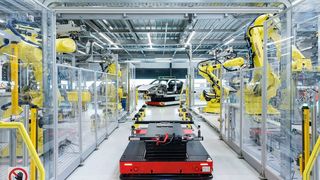 Selbstfahrende Transportfahrzeuge und Roboter in einer smarten Fabrik: Dennoch bleibt der Mensch ein wichtiger Faktor. (Porsche/Marco Prosch)
