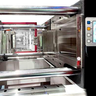 Kunststoff-Spritzgießer (im Bild) und Blechumformer sollten sich das besondere Magnetspannsystem R-MAG von Roemheld mal genauer anschauen. Es punkte mit auswechselbaren Magnetpolen und einer Kraftanzeige. Hier mehr dazu ... (Bild: Roemheld)