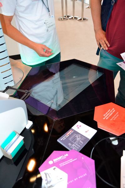 In die Laborwaben kann auch ein Touchpad integriert werden. (Bild: LABORPRAXIS/Platthaus)