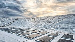 Eine robuste, jahrzehntelang haltbare PVC-basierte Solarfolie mit darauf applizierten Solarzellen verhindert das Verdunsten von gesammeltem Wasser, unterbindet Algenbildung und Verschmutzung und liefert gleich noch den Strom für den Betrieb der Förderpumpen, sagt der Hersteller Continental. (Continental)