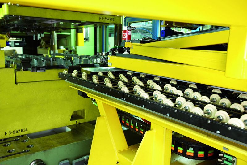 Geführte Energie: Neben Polymerlagern ist auch eine Energiekette – natürlich aus Kunststoff – installiert, für die Stromversorgung der Richtmaschine. (Archiv: Vogel Business Media)