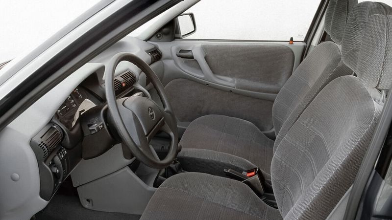 Zum „Opel Safety System“ des Astra zählen unter anderem Doppelrohr-Verstärkungen in den Türen, die vor einem Seitenaufprall schützen. Die Sitzrampen verhindern im Falle eines Frontalaufpralls das „Wegtauchen“ unter dem Gurt, die Gurtstraffer halten den Körper sicher im Sitz. (Bild: Opel GmbH)
