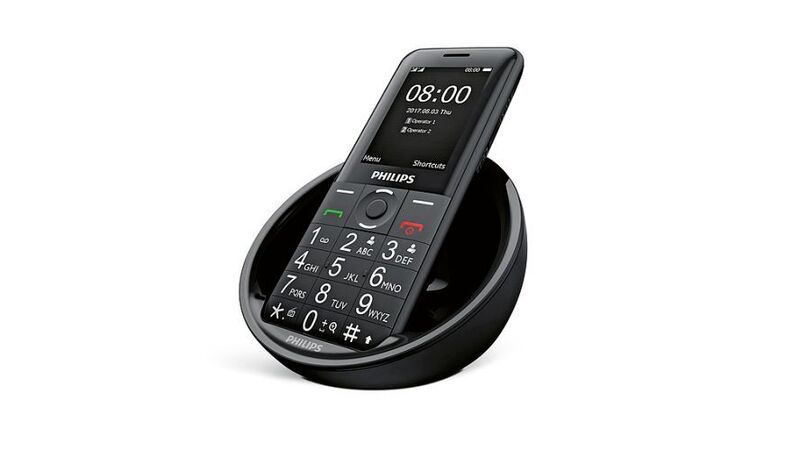 Red Dot Produktdesign 2018: Mobiltelefon und Ladestation Philips E331 Feature Phone
Das Mobiltelefon ist für eine einfache Nutzbarkeit konzipiert. Große Tasten mit deutlicher Beschriftung sowie ein gut ablesbares Display entlasten die Augen des Nutzers und unterstützen bei der Bedienung. Ein unaufdringlicher und dennoch deutlicher SOS-Knopf an der Rückseite kann bis zu drei einprogrammierte Nummern anwählen. Die Ladestation verstärkt die Lautsprecher an der Rückseite des Mobiltelefons sowie den Klingelton.
Begründung der Jury: Das Philips E331 Feature Phone hält alle wesentlichen Funktionen eines Mobiltelefons für ältere Menschen bereit und macht sie intuitiv erfassbar. (Red Dot/Philips)