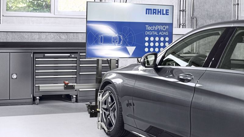 Das weiterentwickelte „Tech-Pro Digital ADAS 2.0“ zum Kalibrieren von Fahrerassistenzsystemen soll die Kalibrierzeit noch weiter verkürzen. (Bild:  Mahle)
