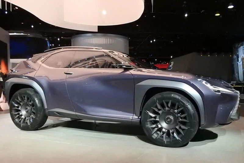 ... und die extravagante Studie Lexus UX Concept in Detroit begutachten. (Newspress)