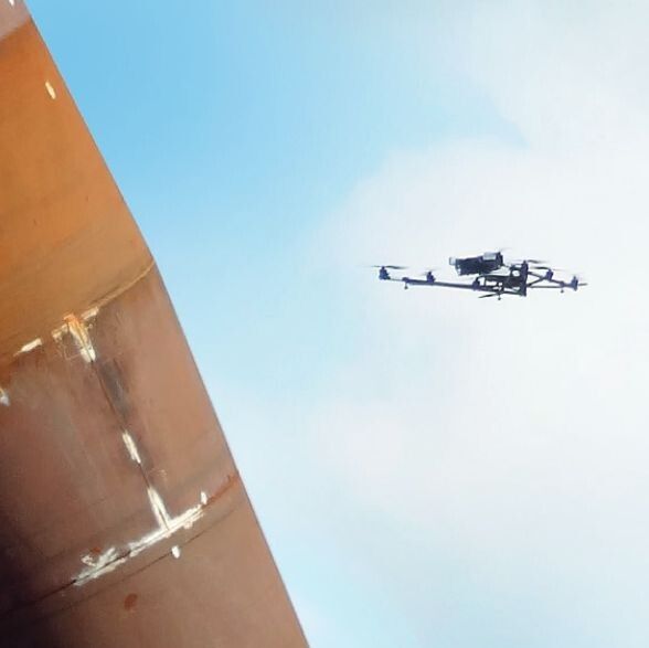 Der Flugroboter Asctec Falcon 8 kann dank kleiner Propeller sehr nahe an Objekten und sogar in Räumen eingesetzt werden. (Bild: Ascending Technologies)