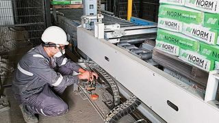 20 Prozent der Elektro-Installation führte der Kunde selber durch – der Anwender wurde aus der Ferne mithilfe der Smart Glasses geführt. (Bild: Beumer)