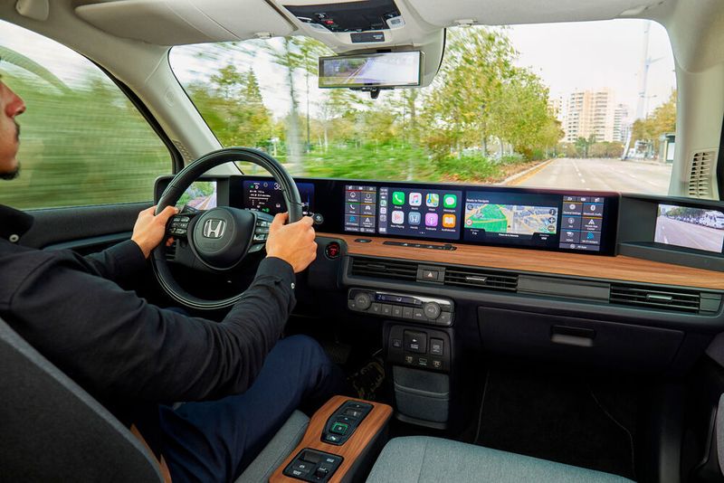 Im Innenraum ist das E-Auto mit fünf Displays ausgestattet. (Honda)