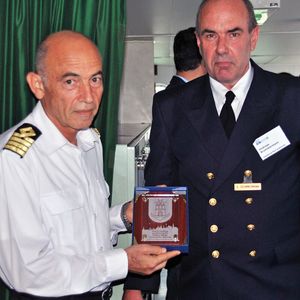 Hamburgs stellvertretender Hafenkapitän Andreas Brummermann (rechts) überreicht dem Kapitän der ZIM Hamburg, Valentin Deliu, die Admiralitätsplakette des Hamburger Hafens.